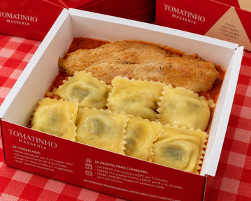 Ravioli de búfala com manjericão ao sugo com filé de frango grelhado - Tomatinho Masseria