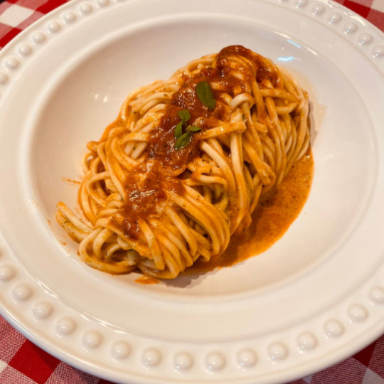 Spaghetti ao pomodoro com Burrata de búfala e um toque de pesto de manjericão